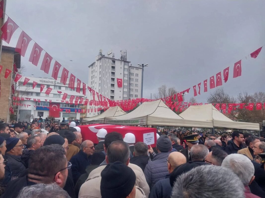 MÜSİAD Isparta Şube Başkanımız Sayın Salim Nuri Güntaç,
Katar-Türk Birleşik Müşterek Kuvvet Komutanlığı bünyesinde yürütülen faaliyetler sırasında meydana gelen helikopter kazasında şehit olan Hava Savunma Binbaşı Sinan Taştekin’in cenaze törenine katılım sağladı.
Aziz şehidimize Allah’tan rahmet, kederli ailesine, Türk Silahlı Kuvvetlerimize ve milletimize başsağlığı diliyoruz.
Ruhu şad, mekânı cennet olsun.